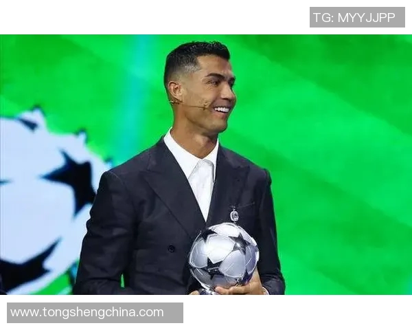 足球明星佩戴墨镜帅气亮相引发球迷热议与媒体关注