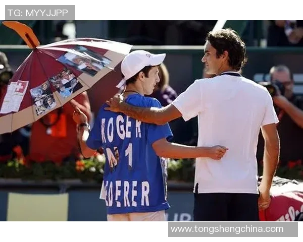 足球明星与粉丝亲密合影展现温暖瞬间共同追逐梦想的感人故事